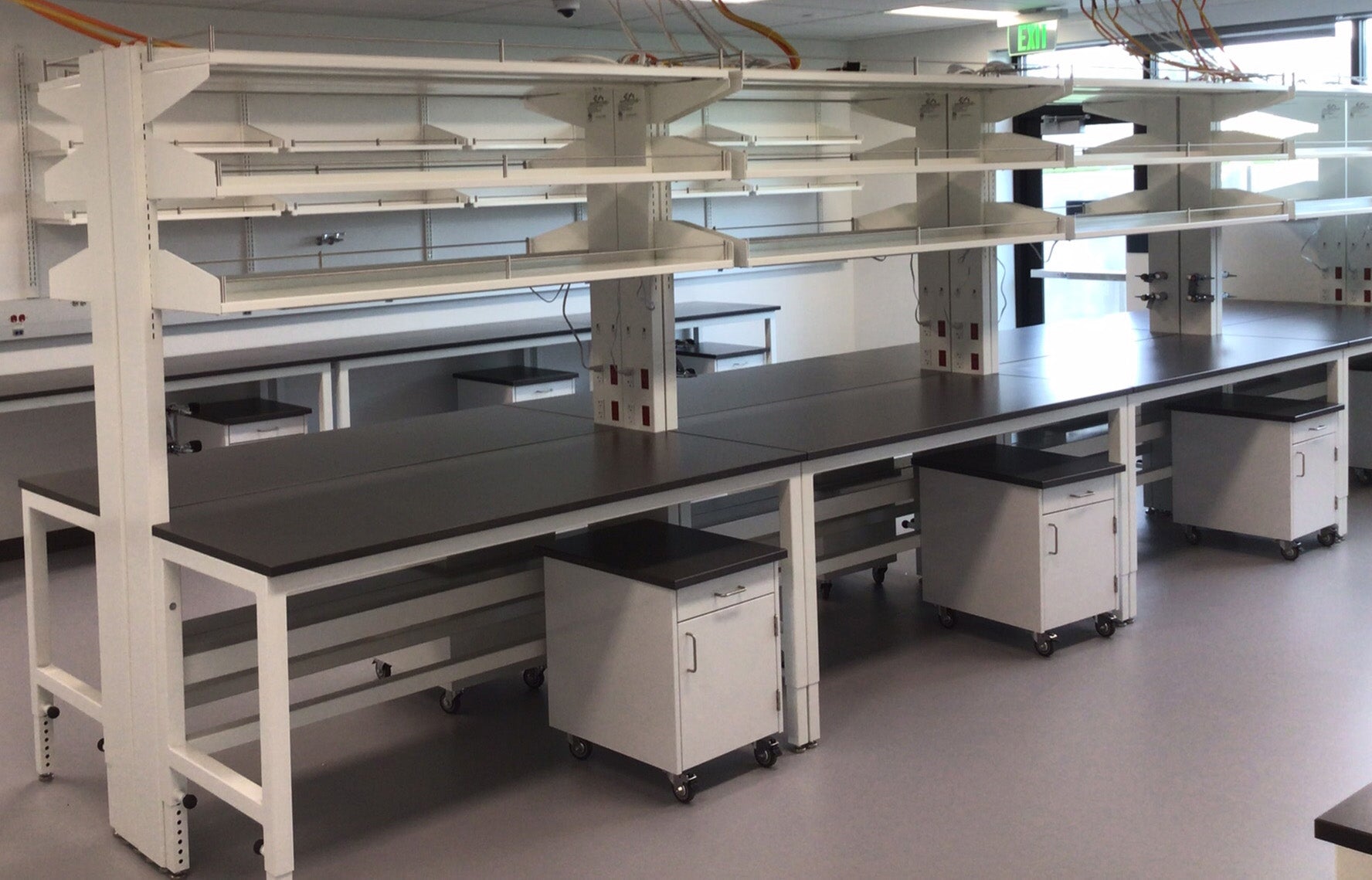 avatar lab bench.jpg__PID:90ffd700-0129-419d-9e6b-2173ac03981a